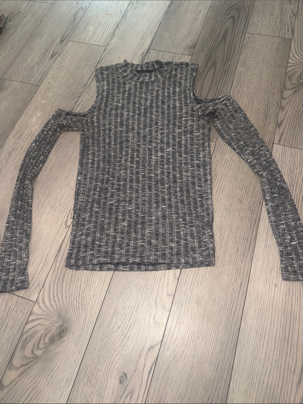 American Eagle Outfitters Gray Cold-Shoulder Ribbed long sleeved shirt